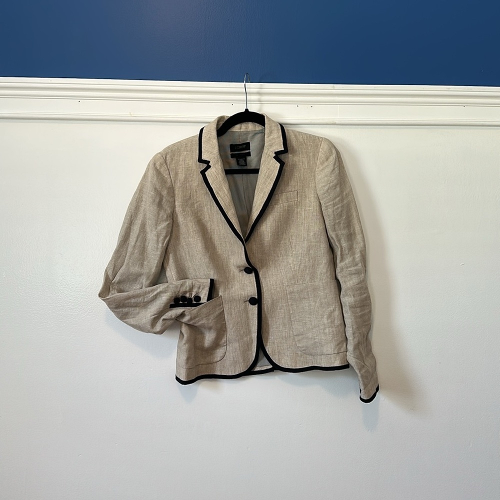 J.Crew size 2 Schoolboy linen blazer with black fabric buttons in good condition